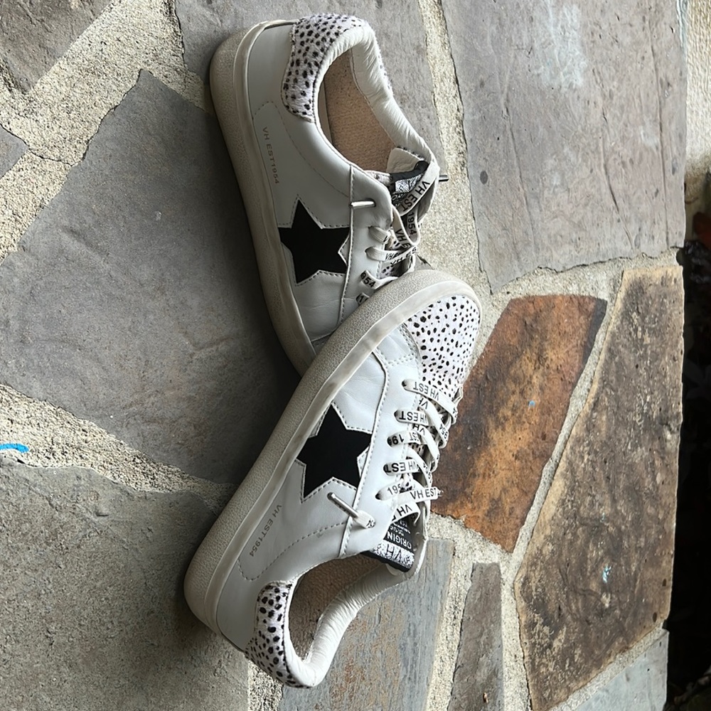 Women’s size 6 Vintage Hananas